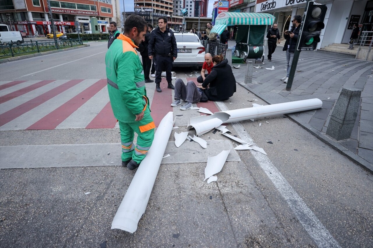 Bursa'da etkili olan kuvvetli lodos nedeniyle bir iş merkezinin duvarından sökülen yağmur suyu...