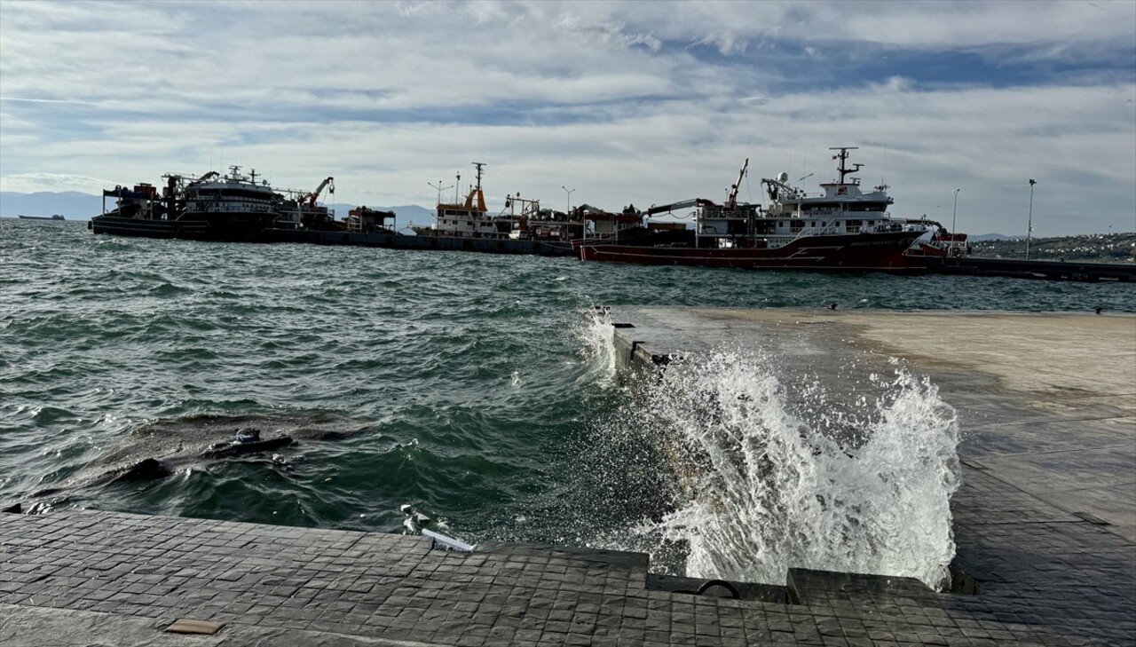 Meteoroloji Genel Müdürlüğünden yapılan fırtına uyarısı üzerine, balıkçılar Sinop Limanı’na...