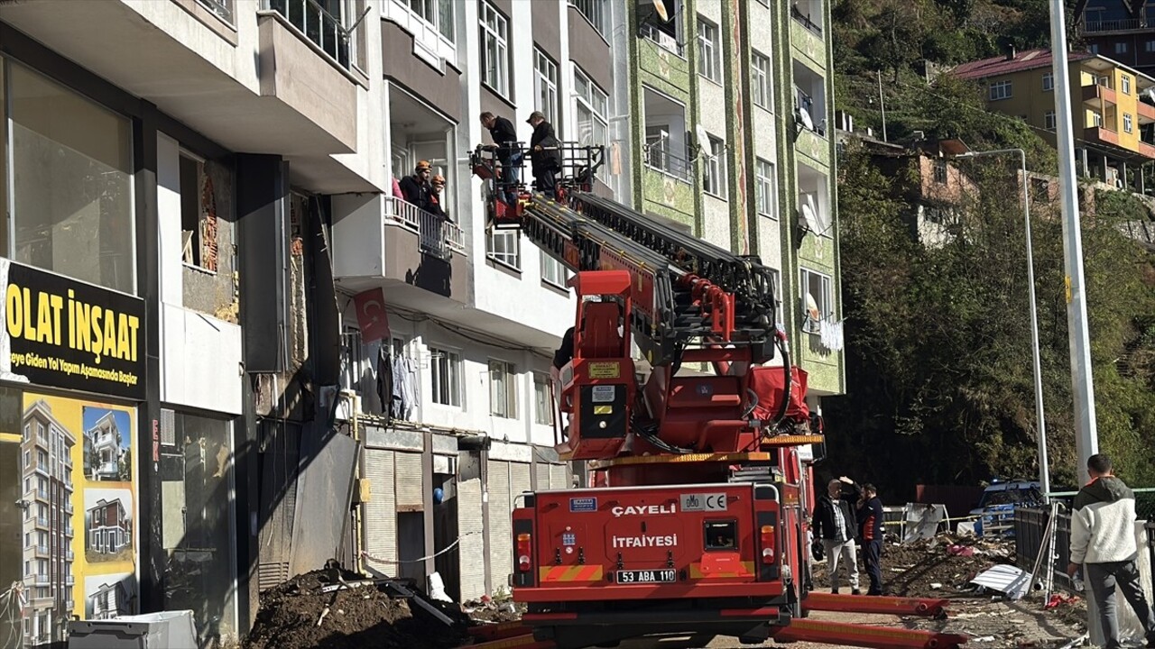 Rize'nin Çayeli ilçesinde 1 kişinin öldüğü, 4 kişinin yaralandığı heyelan nedeniyle tahliye edilen...