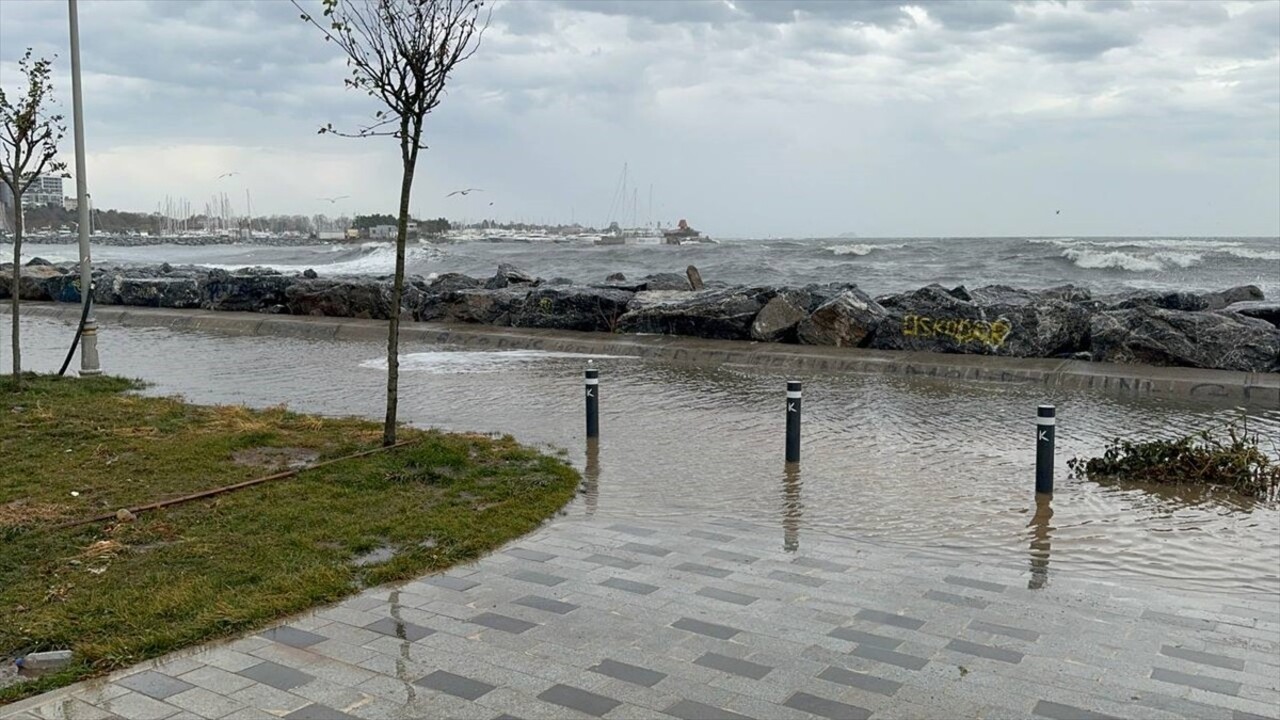 İstanbul'da etkili olan şiddetli lodosla birlikte kayalıkları aşan dalgalar sahilde su...