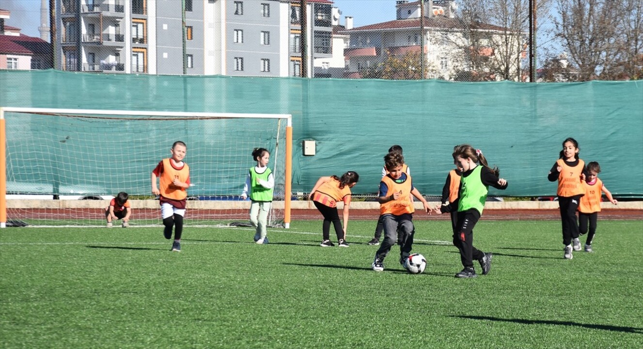 Artvin'in Arhavi ilçesinde, futbolun etik değerlerini ön planda tutarak öğrencilerin ahlaki...