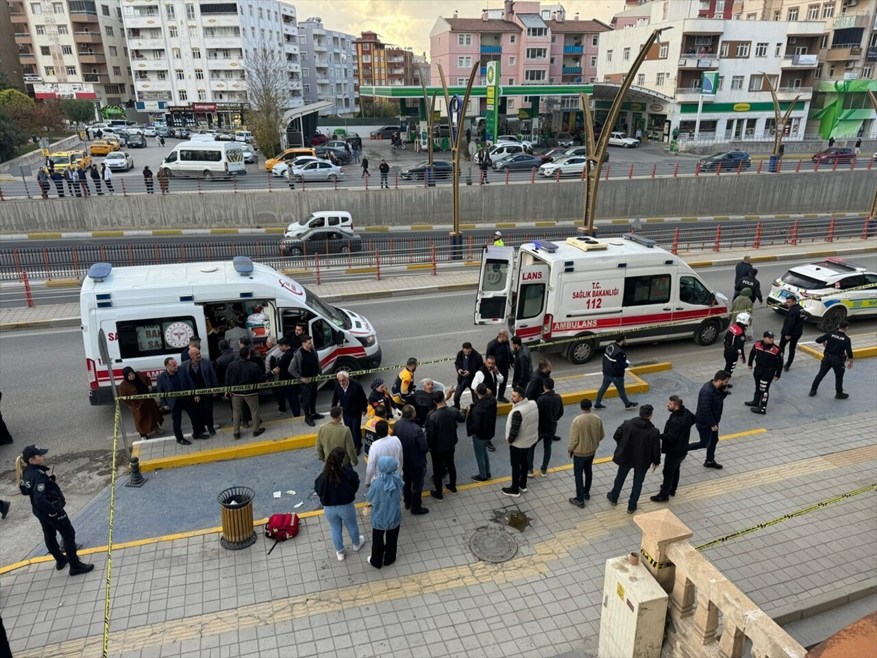 Mardin'de silahlı saldırıya uğrayan 1'i avukat 4 kişi yaralandı. Olay yerine polis ve 112 Acil...