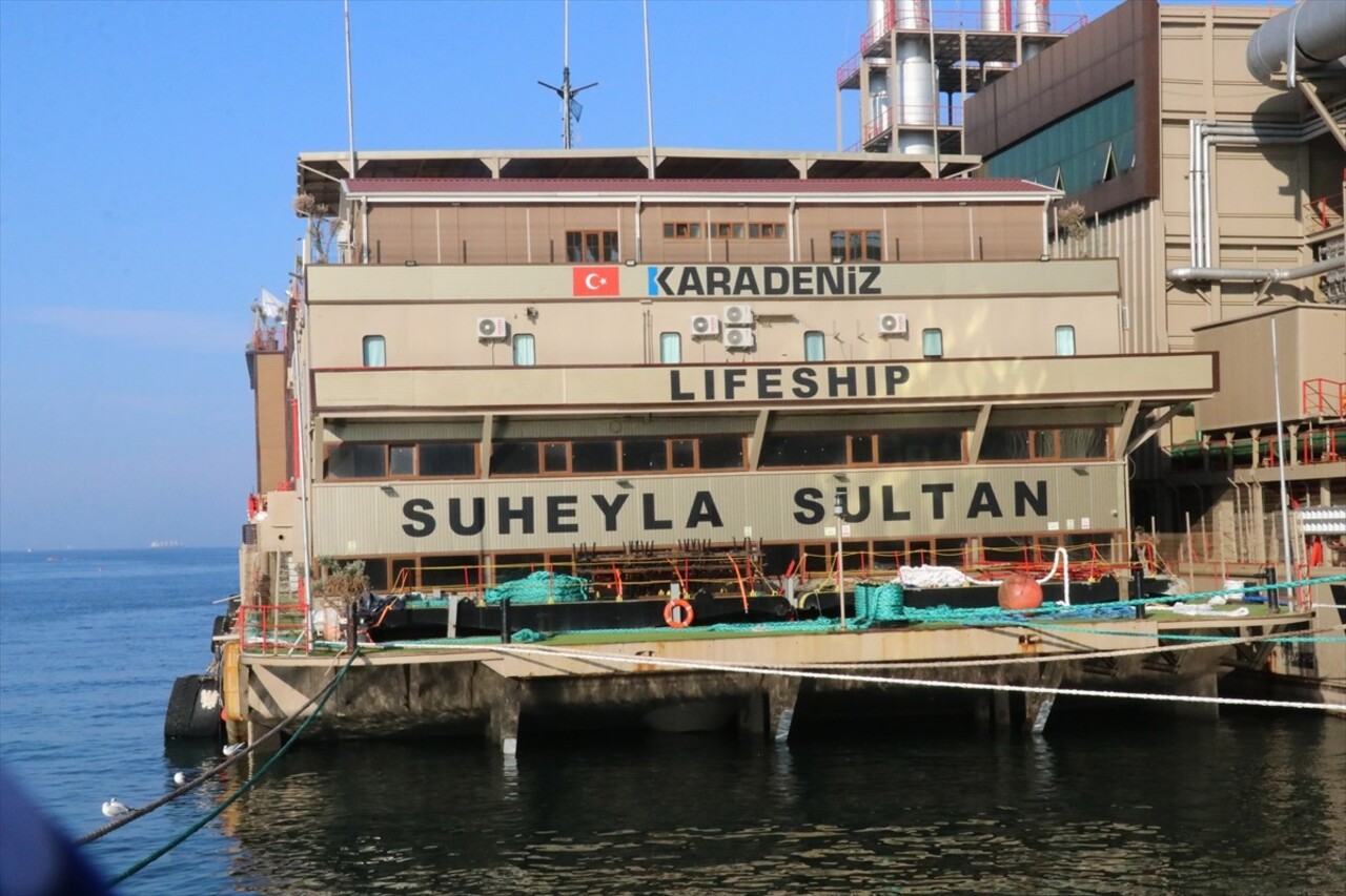 Kahramanmaraş merkezli 6 Şubat 2023'teki depremlerin ardından demirlediği Hatay'ın İskenderun...