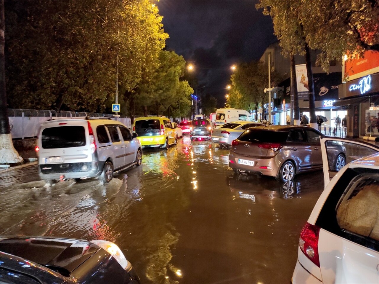 Muğla'nın Fethiye ilçesinde şiddetli yağış su baskınlarına yol açtı. Şiddetli yağış sonucu...