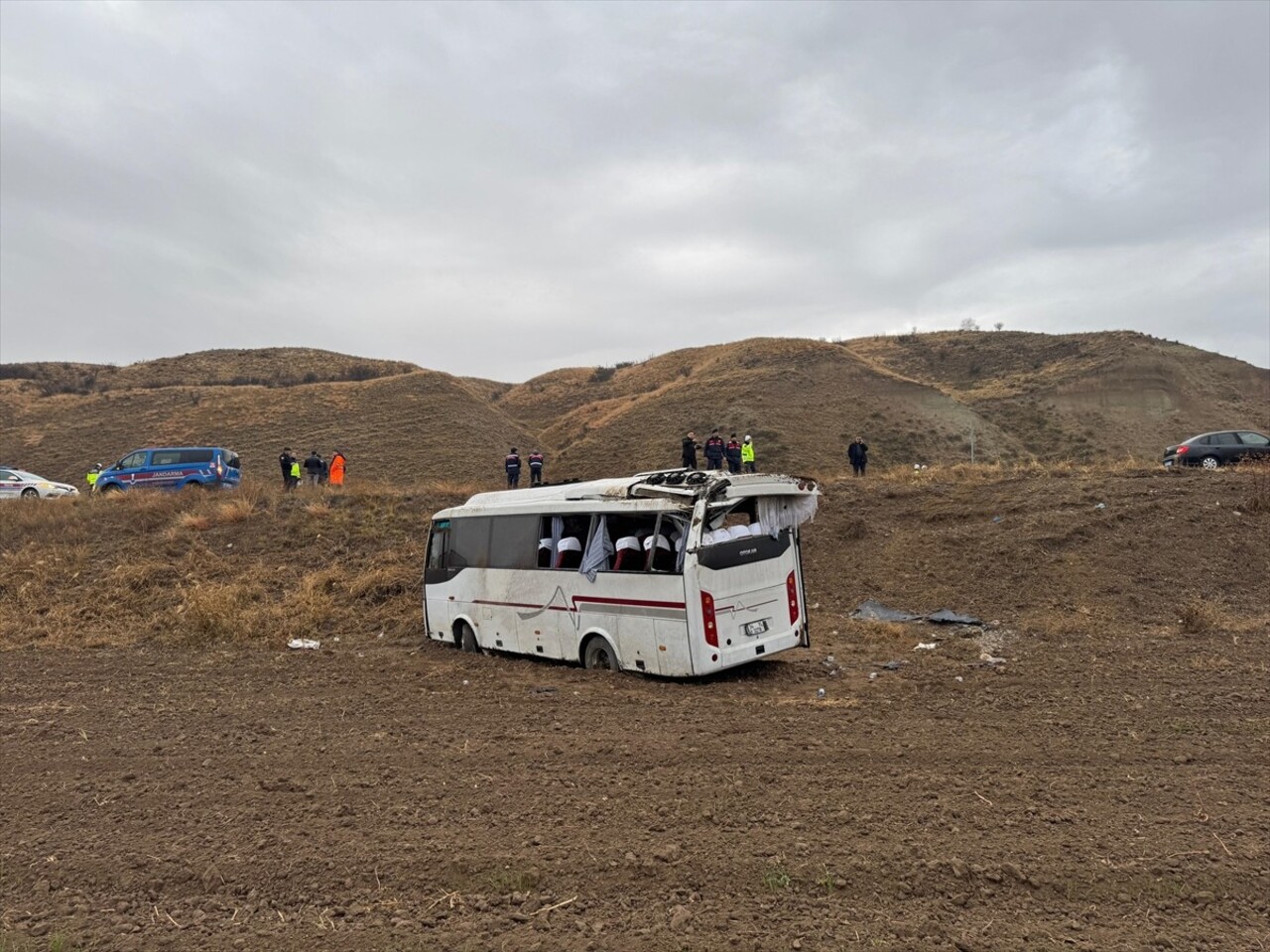 Çankırı'da midibüsün şarampole devrilmesi sonucu 29 kişi yaralandı. İhbar üzerine olay yerine...