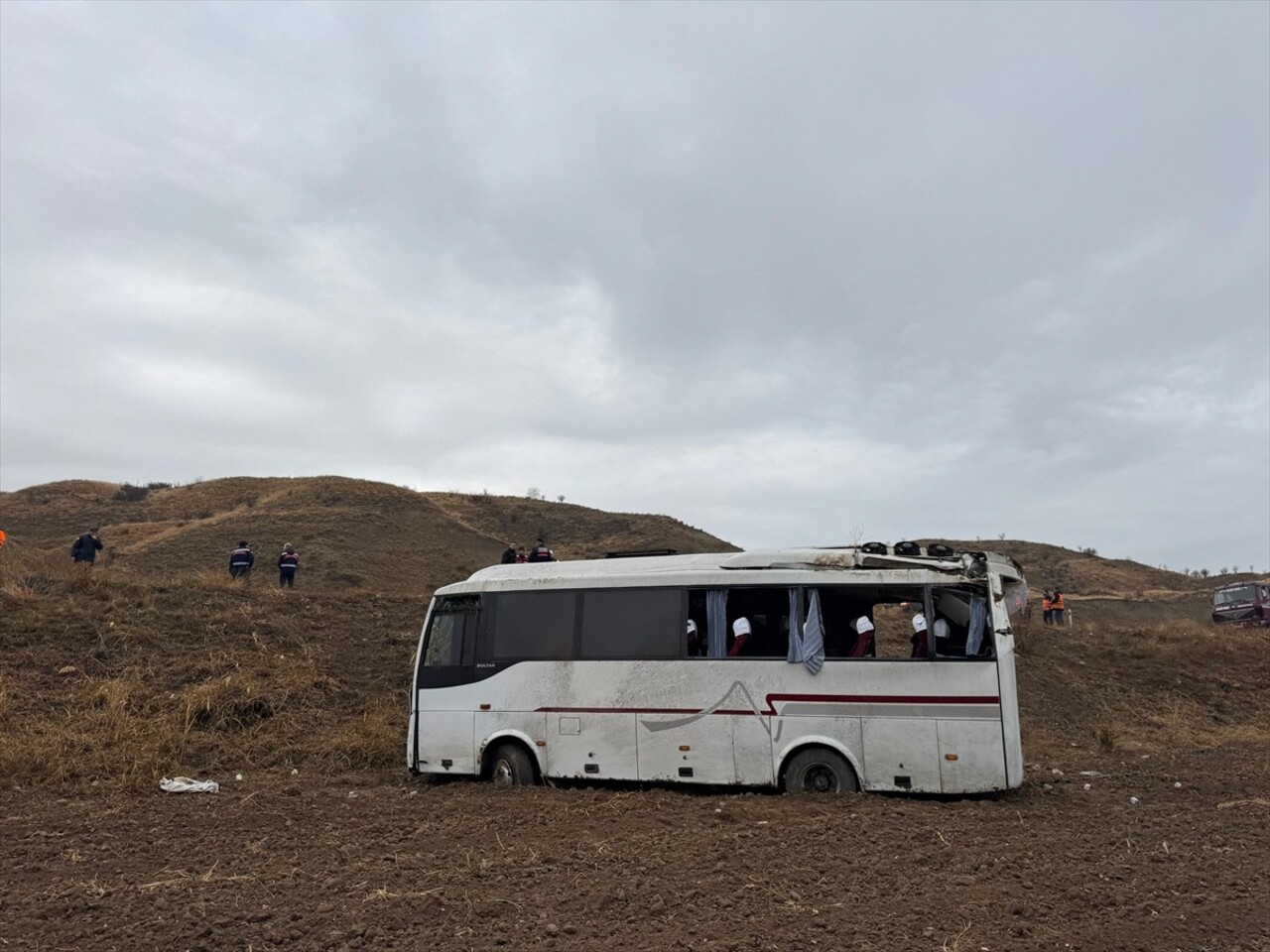 Çankırı'da midibüsün şarampole devrilmesi sonucu 29 kişi yaralandı. İhbar üzerine olay yerine...