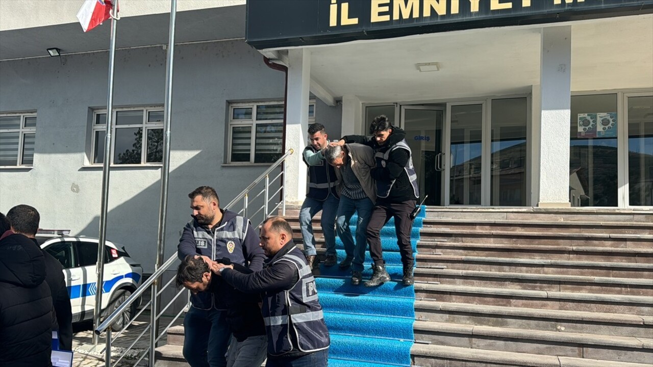 İnternetten köpek satışı ilanı vererek Bayburt'un da aralarında bulunduğu 19 ilde 36 kişiyi...