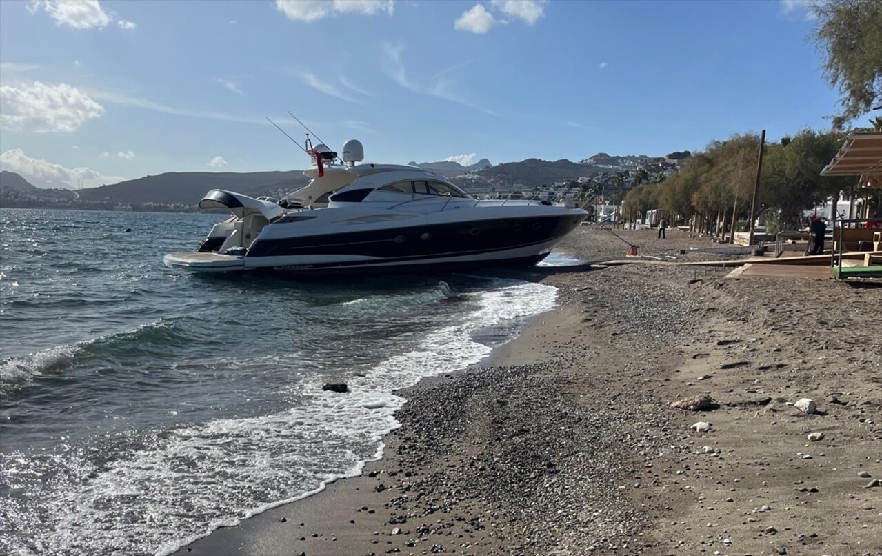 Muğla'nın Bodrum ilçesinde açıkta demirli motoryat kuvvetli rüzgar nedeniyle karaya sürüklendi....