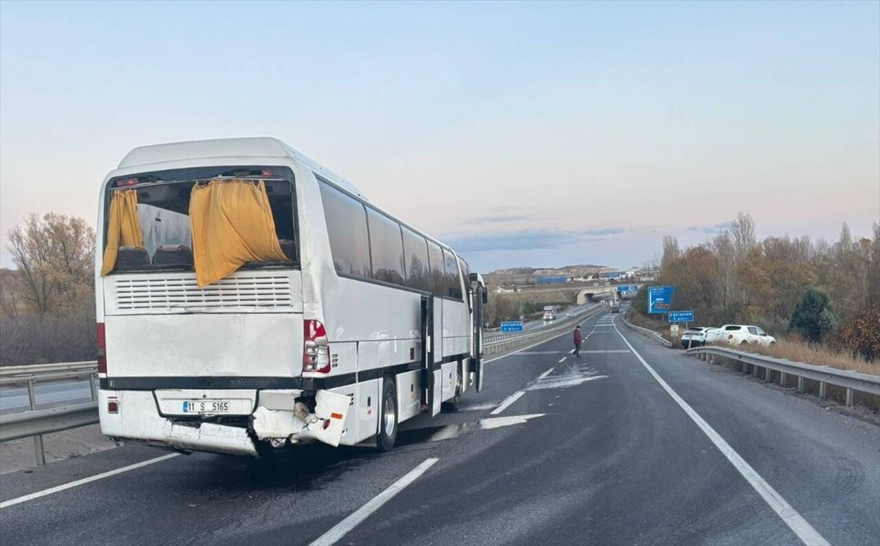 Bilecik'in Bozüyük ilçesinde tırın işçi servisine çarpması sonucu 10 kişi yaralandı.