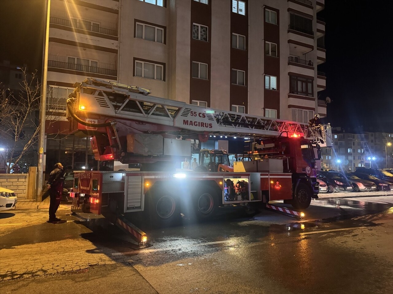 Kayseri'de psikolojik sorunlarının olduğu öne sürülen kişi evini yaktı. Olay yerine itfaiye...