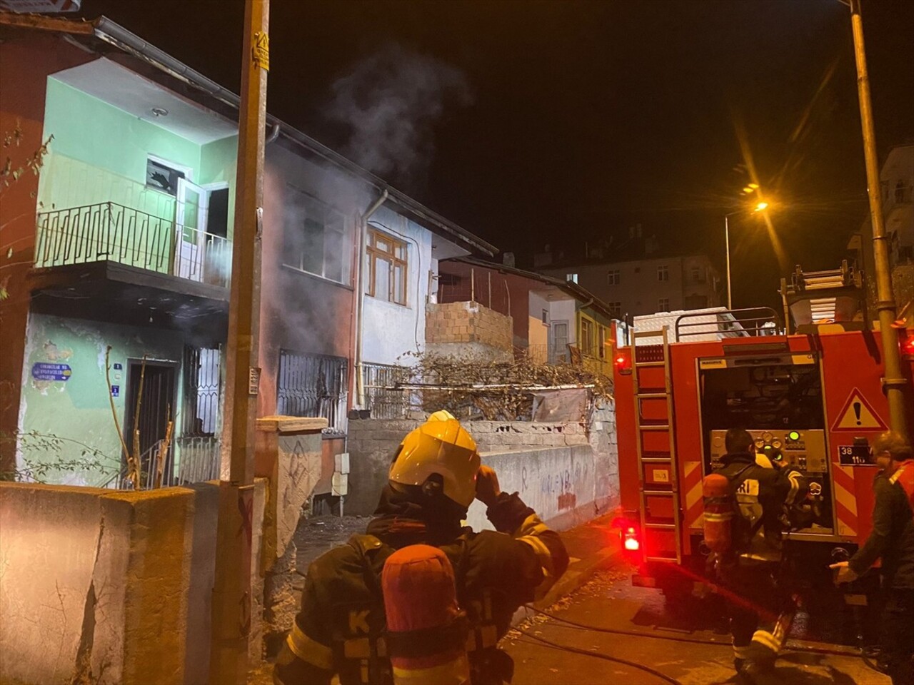 Kayseri'de müstakil evde çıkan yangın söndürüldü, dumandan etkilenen bir kişi tedavi altına...