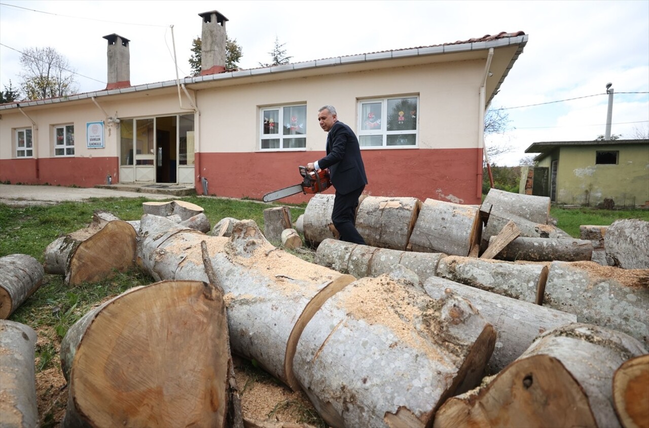 Kırklareli'nin Demirköy ilçesine bağlı Sivriler köyündeki ilkokulda müdür ve sınıf öğretmeni...