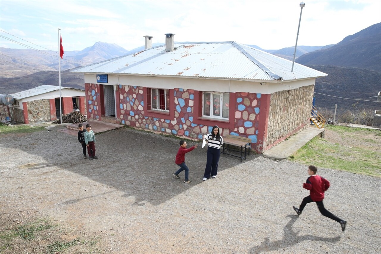 Siirt'in Pervari ilçesine bağlı Tosuntarla köyünde öğretmen Buse Canat, zorluklara rağmen...