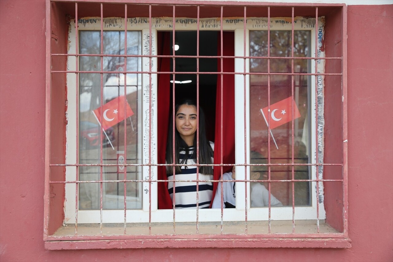 Siirt'in Pervari ilçesine bağlı Tosuntarla köyünde öğretmen Buse Canat, zorluklara rağmen...