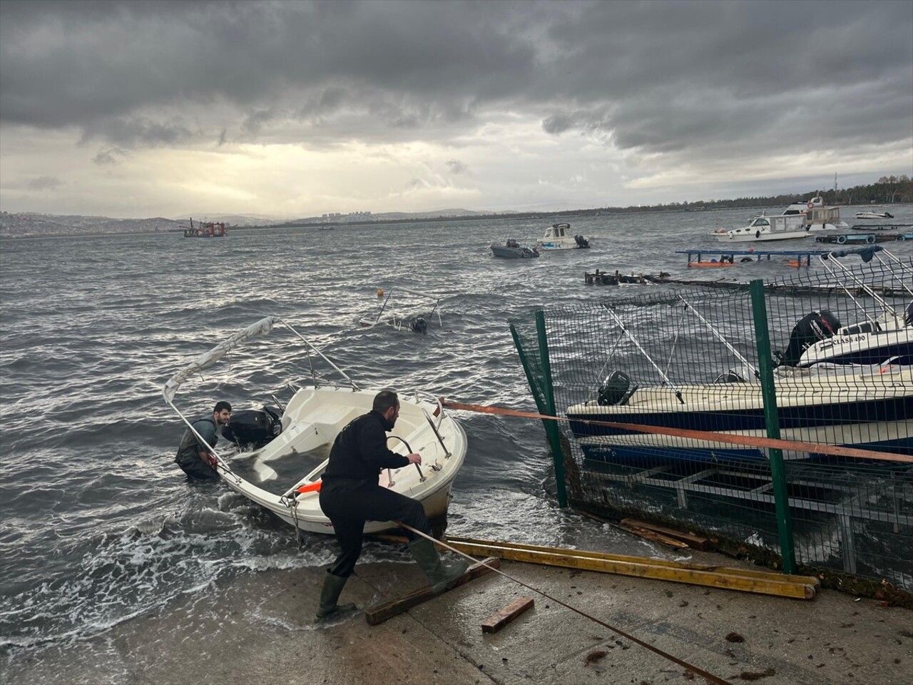 Kocaeli'de kent genelinde sabahın erken saatlerinde başlayan sağanak ve kuvvetli rüzgar günlük...