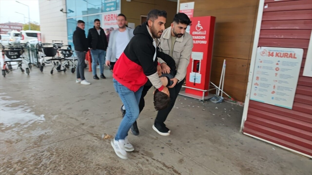 Bursa'nın İnegöl ilçesinde dedesini bıçakla ağır yaraladığı gerekçesiyle gözaltına alınan genç...