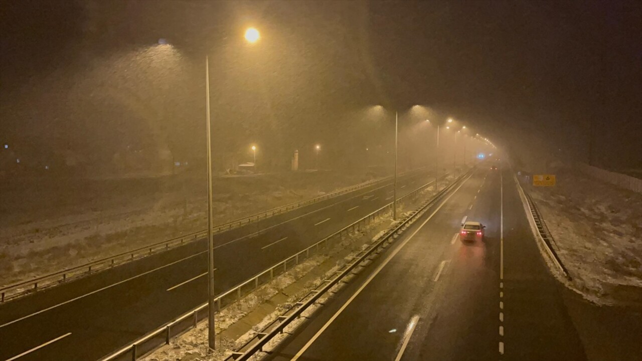 Çankırı'nın Çerkeş ilçesinde kar etkili oluyor. Sabah saatlerinde ilçe merkezinde görülen sağanak...