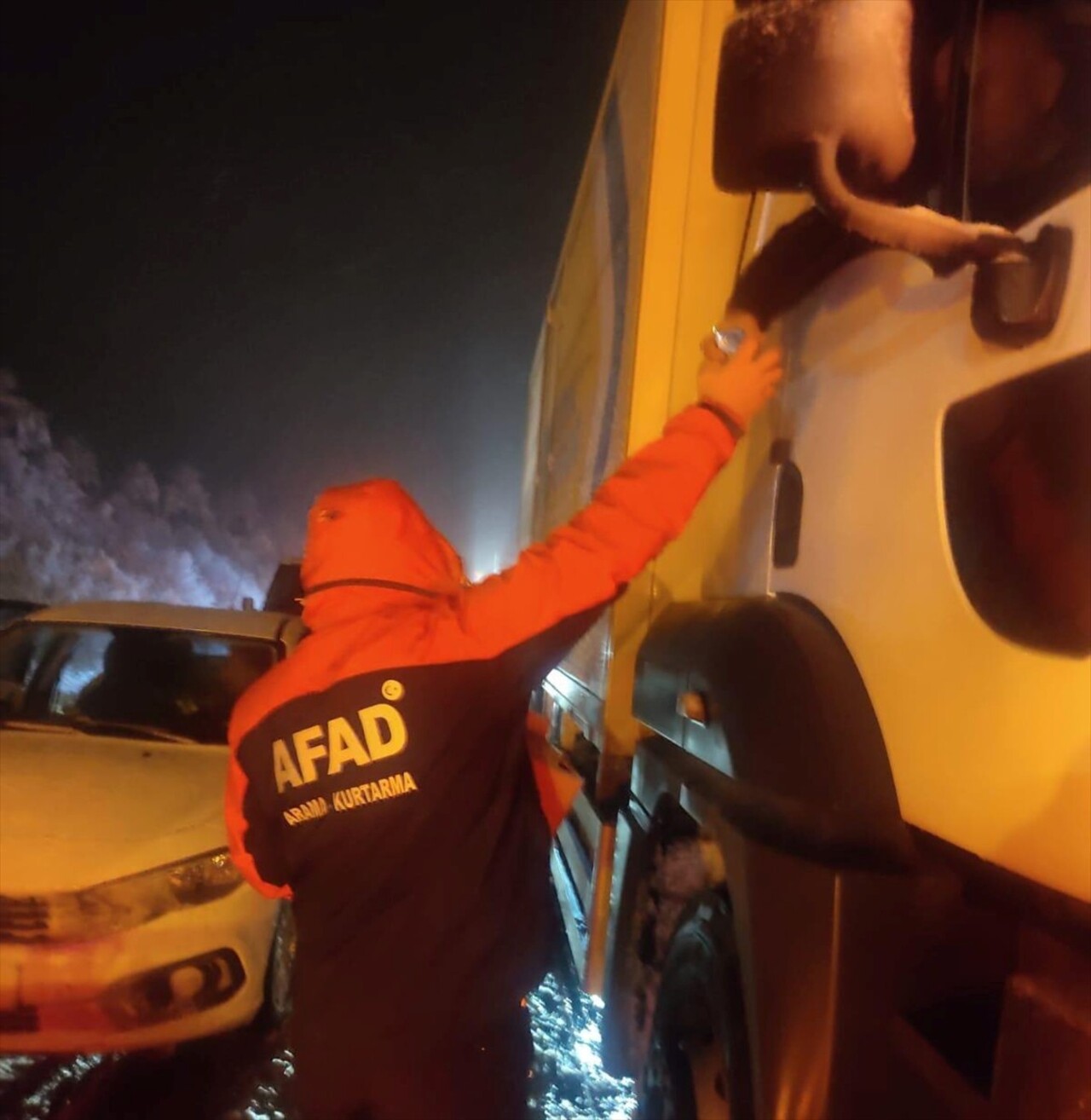 Kar nedeniyle ulaşıma kapanan Anadolu Otoyolu'nun Bolu kesimindeki İstanbul yönünde trafik...