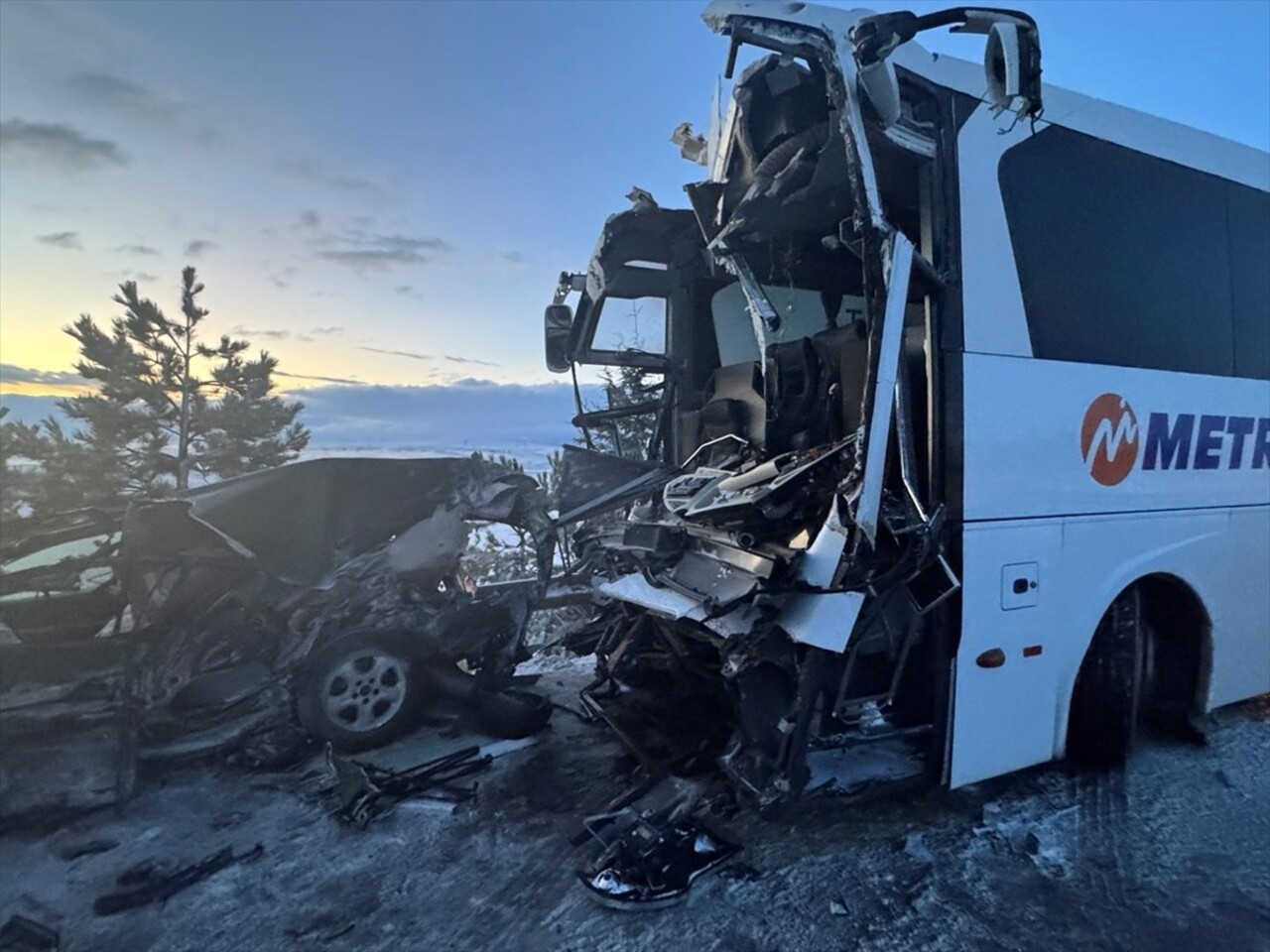 Afyonkarahisar'ın Emirdağ ilçesinde biri yolcu otobüsü 3 aracın karıştığı trafik kazasında 30 kişi...