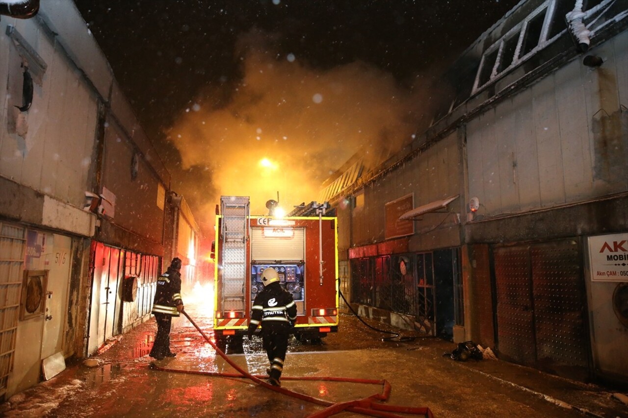 Eskişehir'in Tepebaşı ilçesindeki bir mobilya atölyesi çıkan yangında hasar gördü.