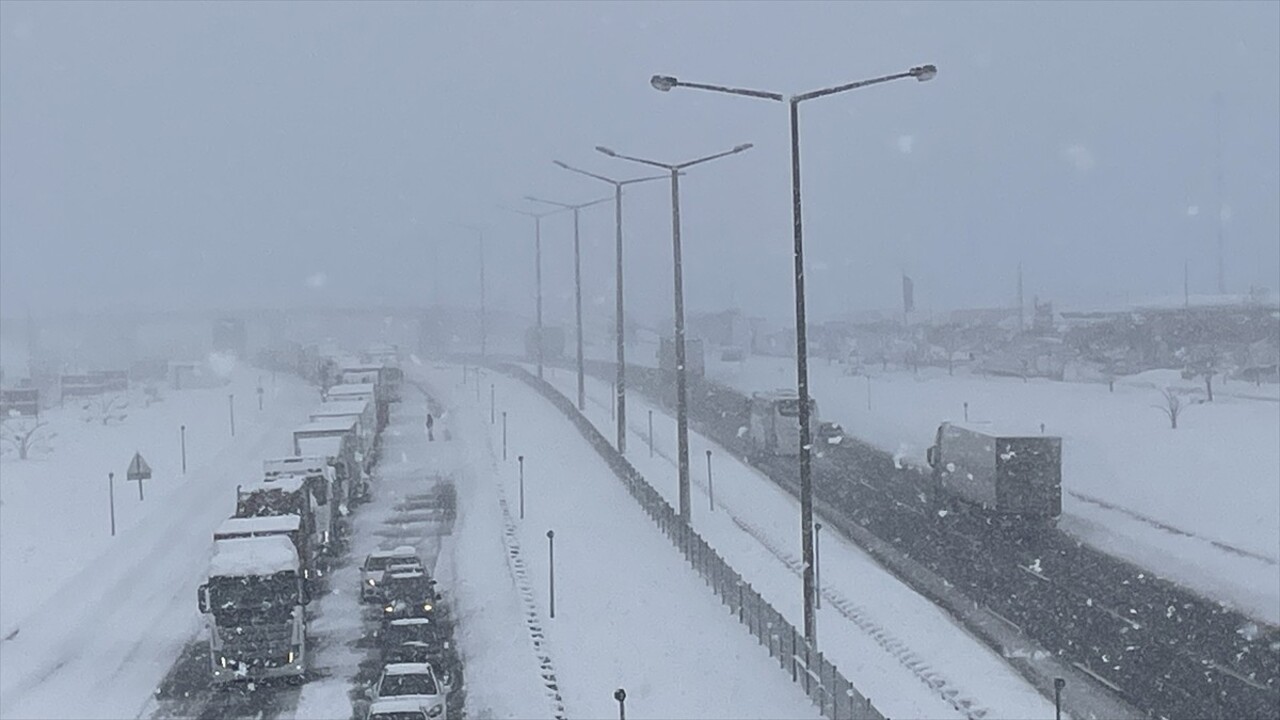 Bolu'da etkili olan kar yağışı nedeniyle Anadolu Otoyolu Ankara istikametindeki ulaşım, Abant...