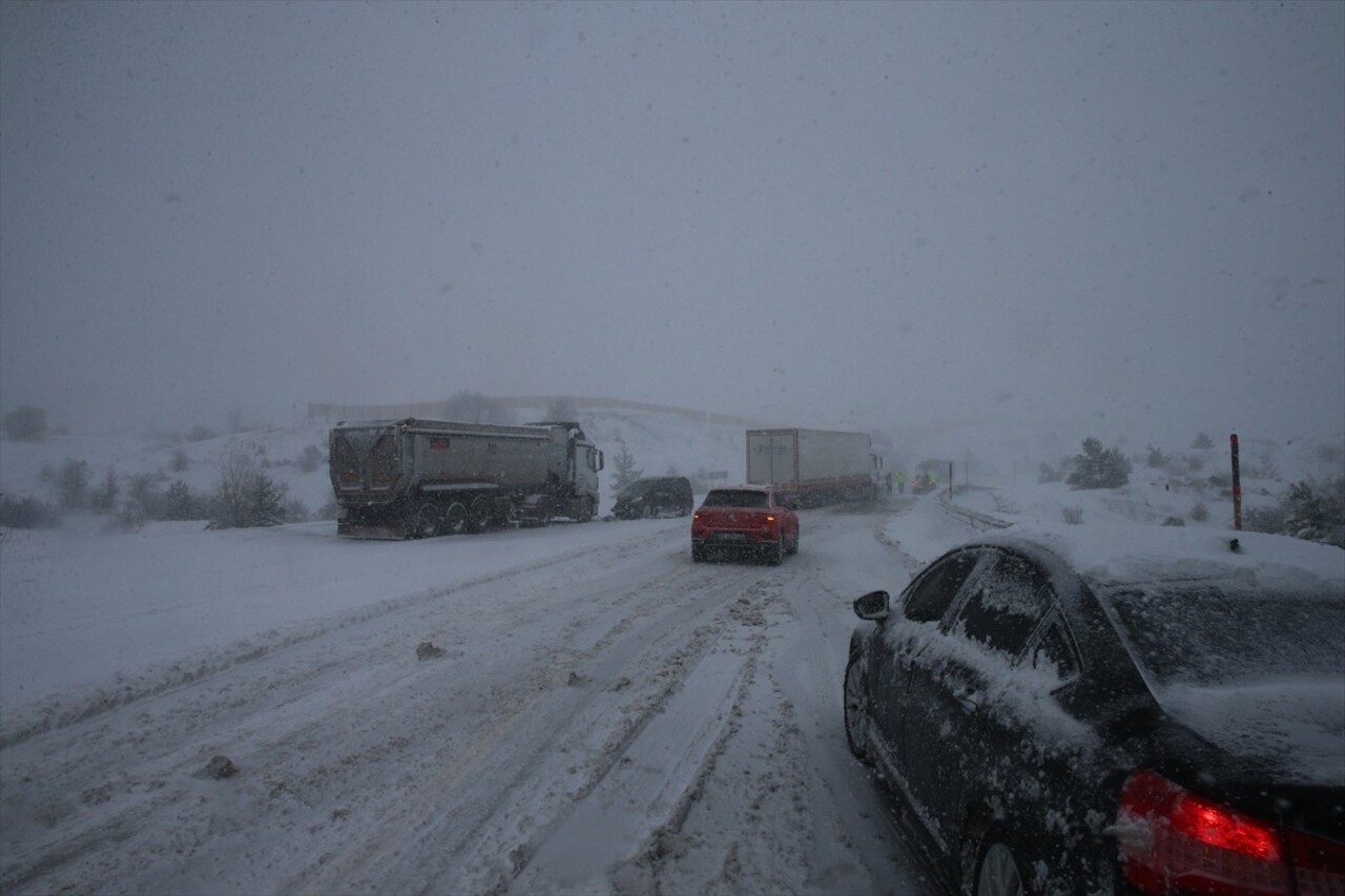 Tokat'ta etkili olan kar yağışı ulaşımda aksamalara neden olurken, Tokat-Sivas kara yolunda kar...