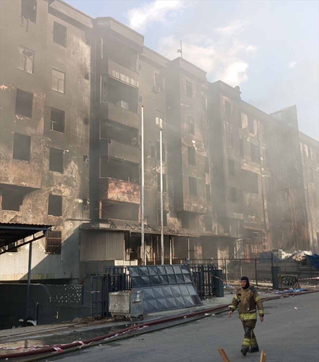 Beylikdüzü'nde bir fabrikada çıkan yangın itfaiye ekiplerinin müdahalesine rağmen yaklaşık 36...