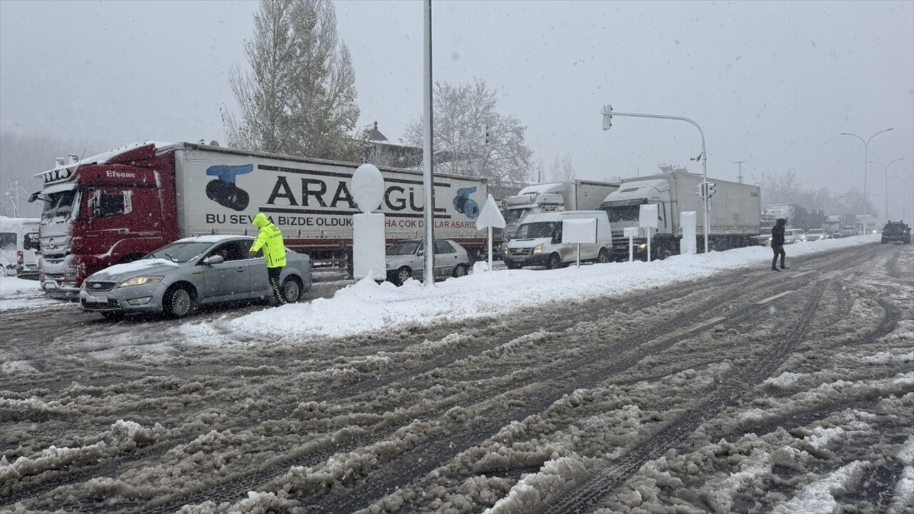 Kahramanmaraş-Kayseri kara yolu yoğun kar yağışı ve tipi nedeniyle ulaşıma kapandı.