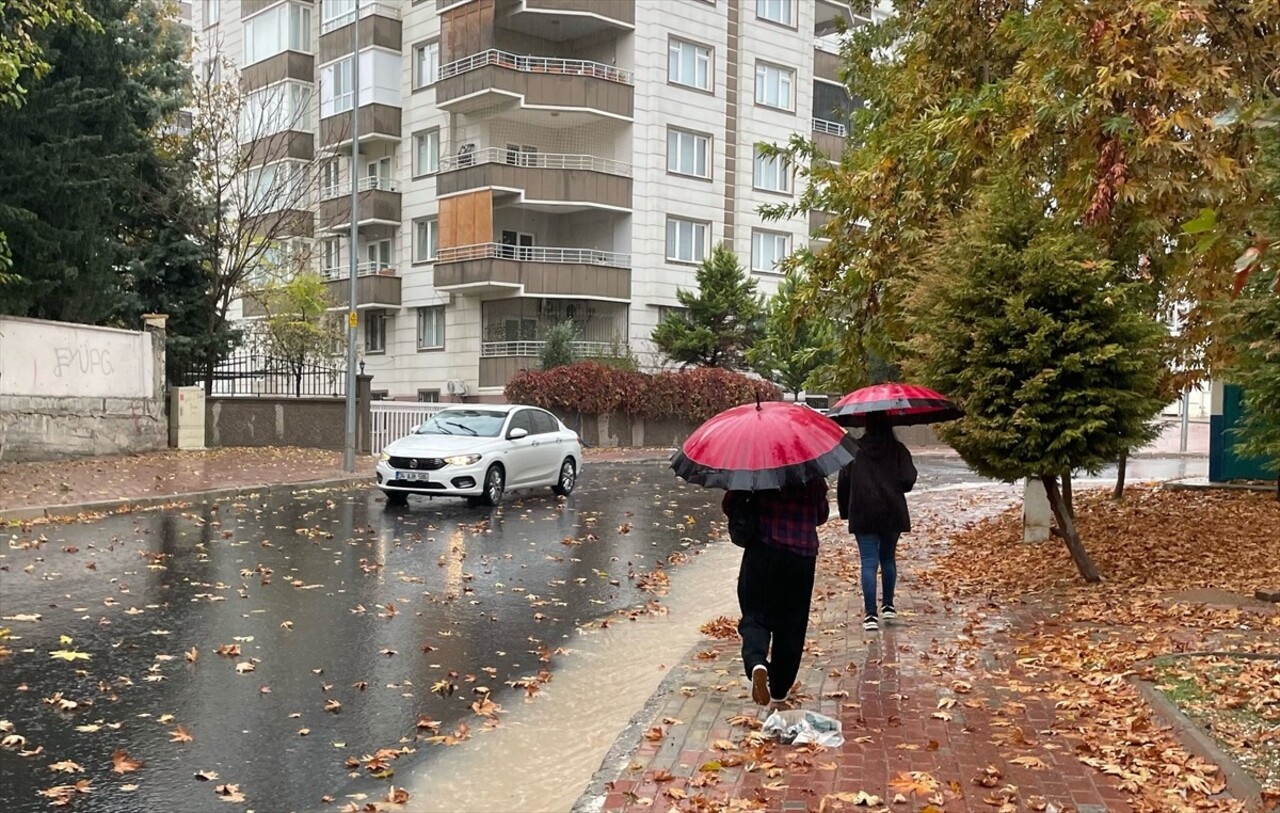 Şanlıurfa'da öğle saatlerinde başlayan yağış etkisini sürdürdü.