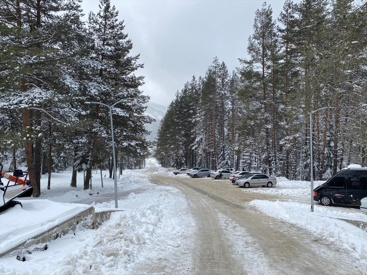 Çankırı-Kastamonu sınırındaki Ilgaz Dağı eteklerindeki Yıldıztepe Kayak Merkezi'nde etkili olmaya...