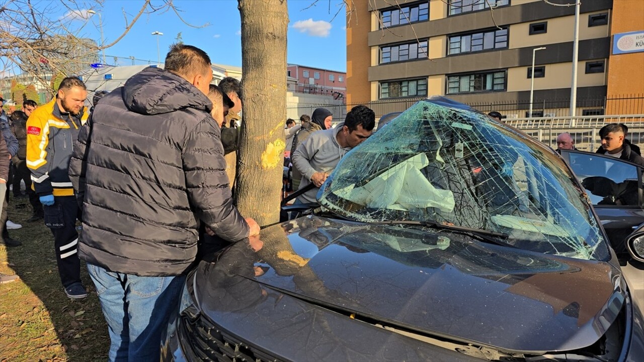 Küçükçekmece'de iki otomobilin çarpıştığı trafik kazasında 1 kişi yaralandı.