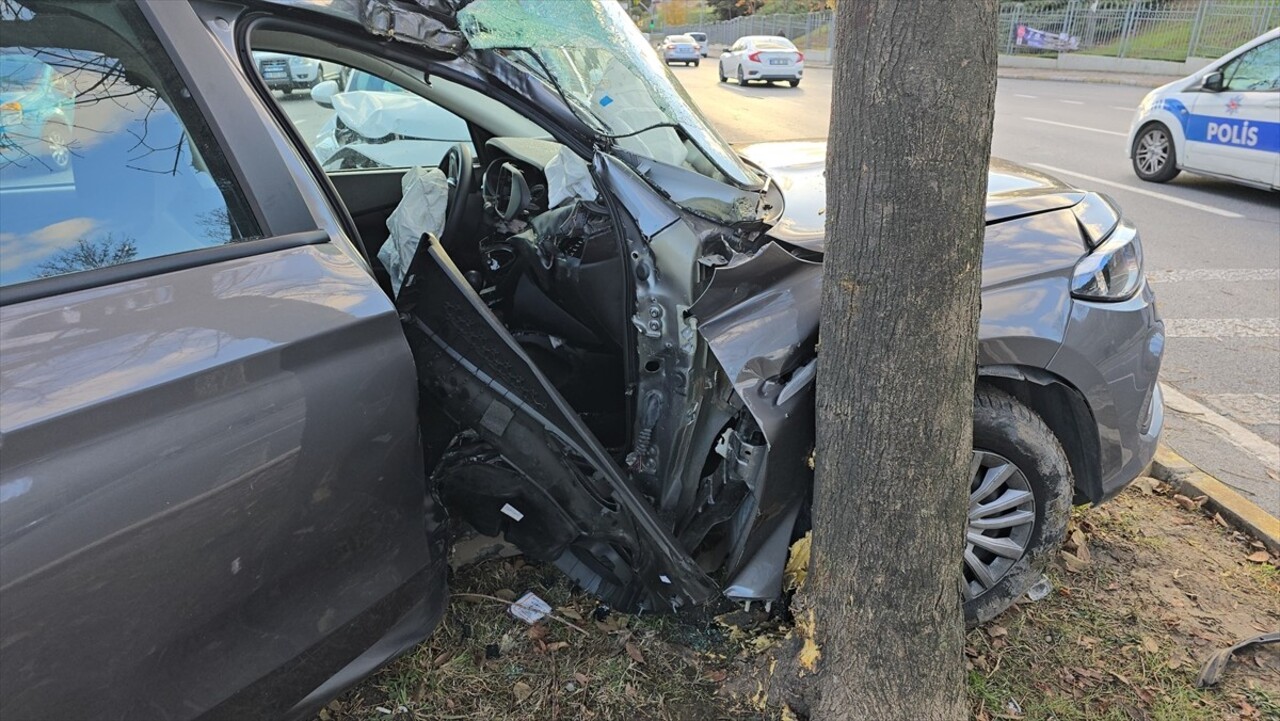 Küçükçekmece'de iki otomobilin çarpıştığı trafik kazasında 1 kişi yaralandı.