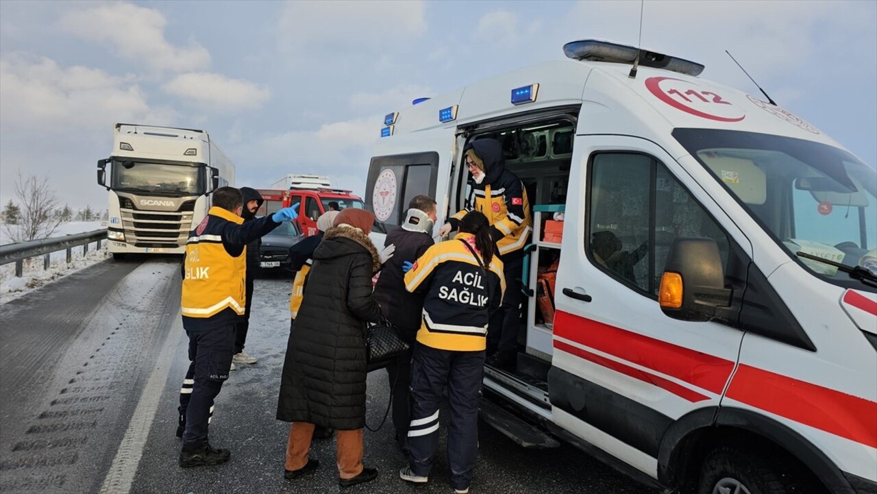 Samsun-Çorum kara yolu, Mecitözü Tanrıvermiş köyü yakınlarında 7 otomobil ve 1 tırın karıştığı...