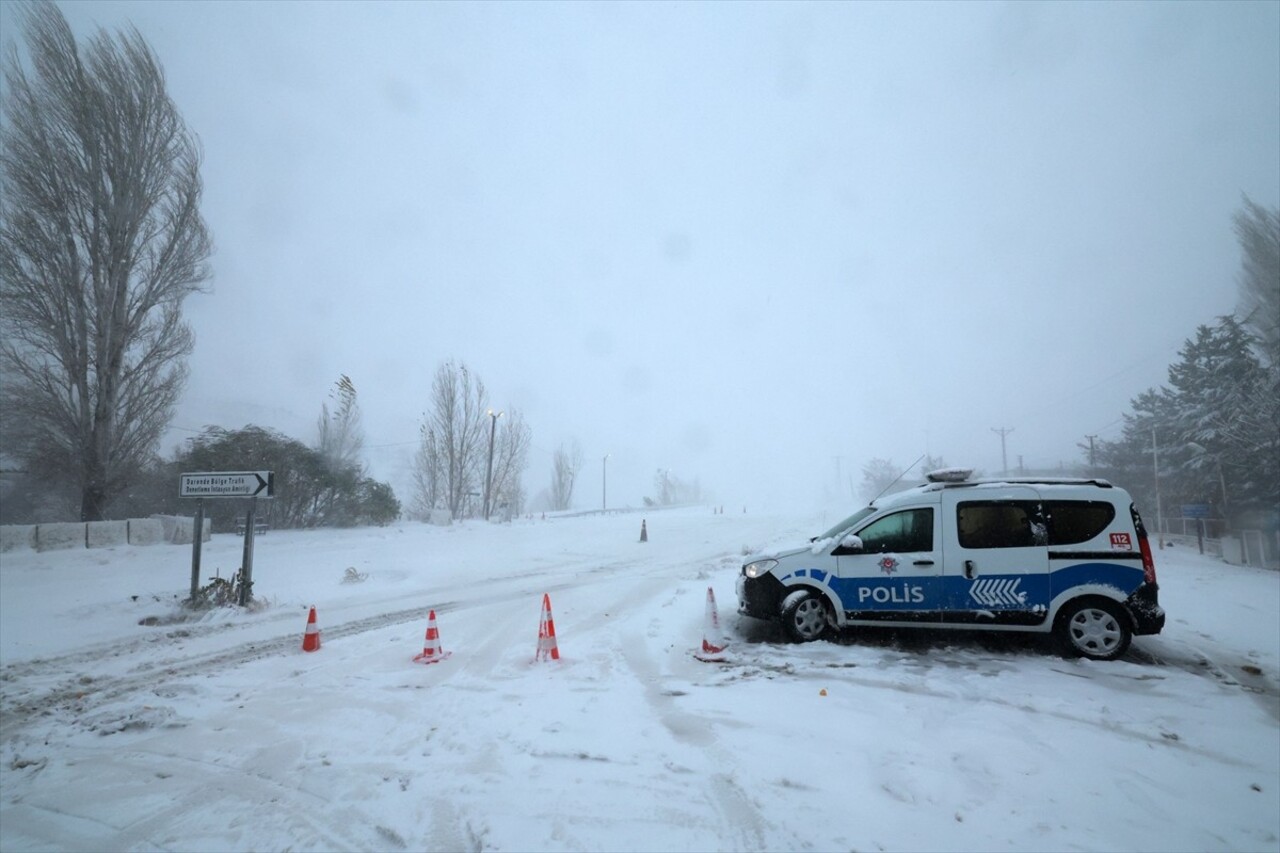 Malatya-Kayseri kara yolu yoğun kar yağışı nedeniyle ulaşıma kapandı.