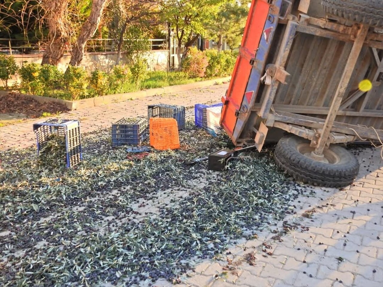 Balıkesir'in Erdek ilçesinde zeytin işçilerini taşıyan traktör römorkunun devrilmesi sonucu 5 kişi...