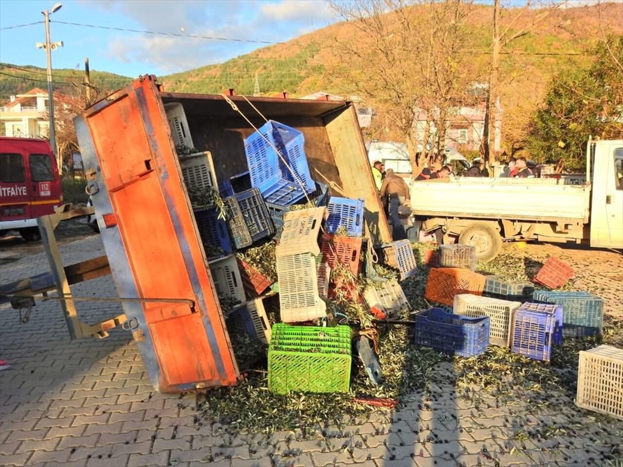 Balıkesir'in Erdek ilçesinde zeytin işçilerini taşıyan traktör römorkunun devrilmesi sonucu 5 kişi...