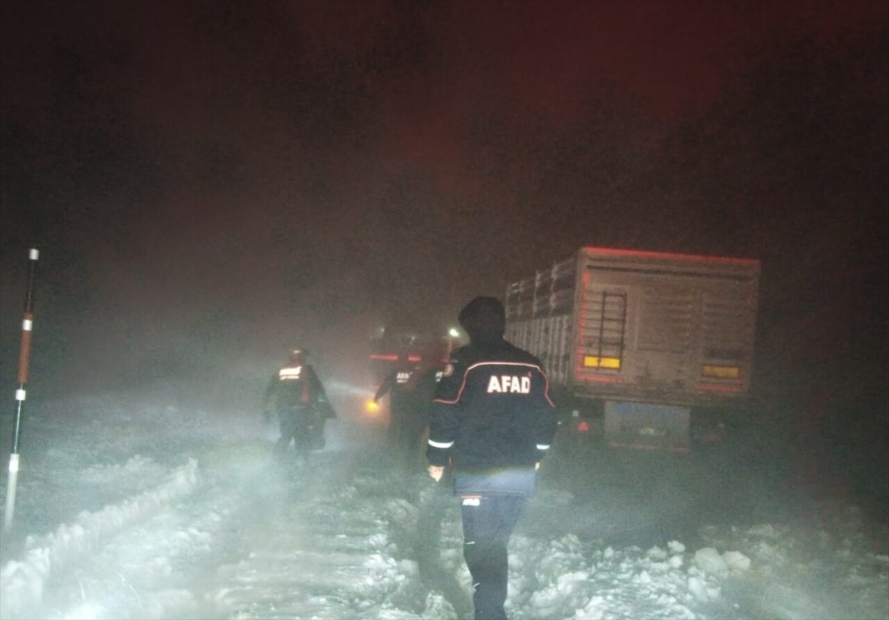 Adana'dan kanser tedavisi için Kayseri'ye gelen ve yoğun kar yağışı nedeniyle yolda mahsur kalan...