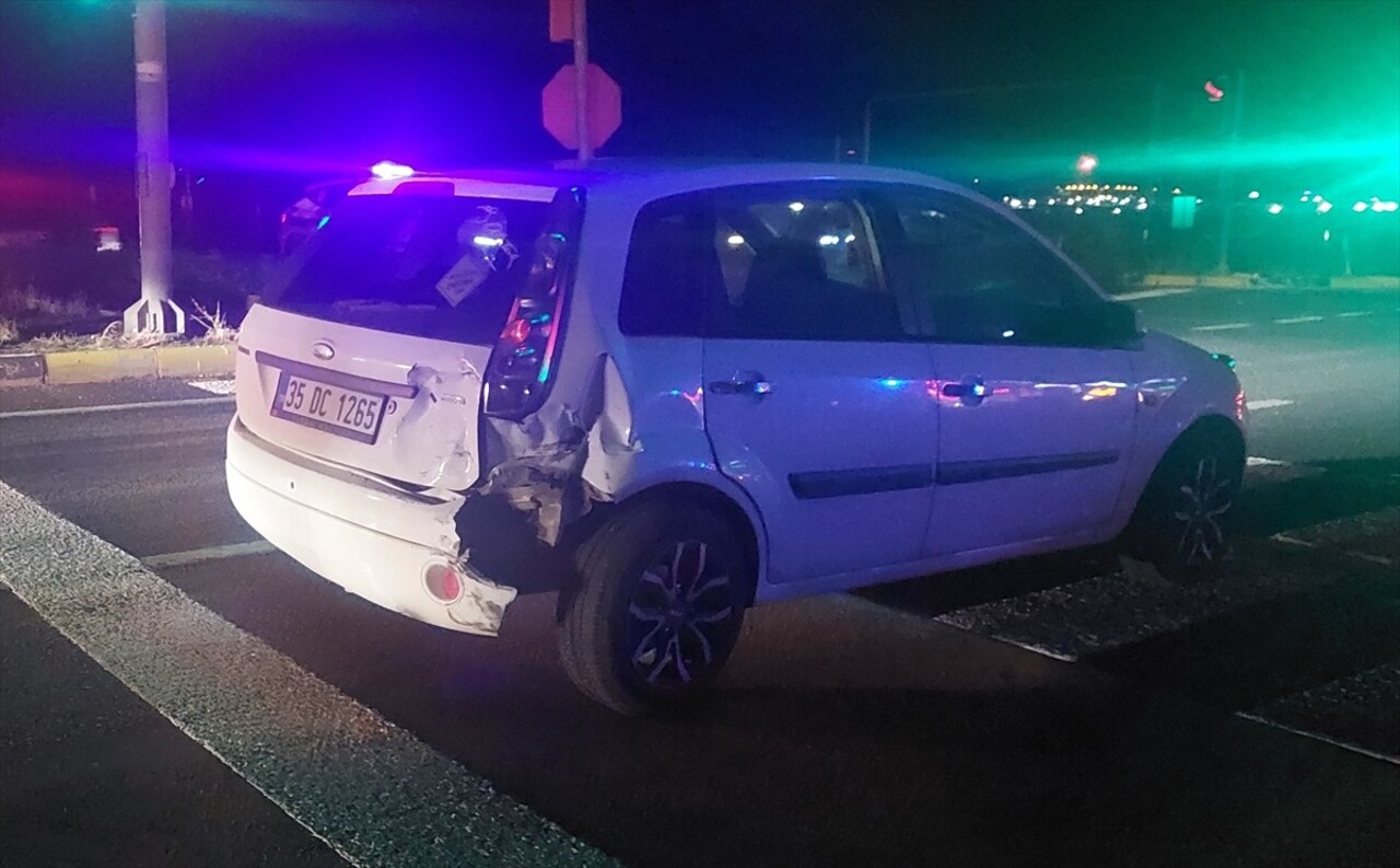 İzmir'in Kemalpaşa ilçesinde, motosiklet ile otomobilin çarpışması sonucu 2 kişi yaralandı.