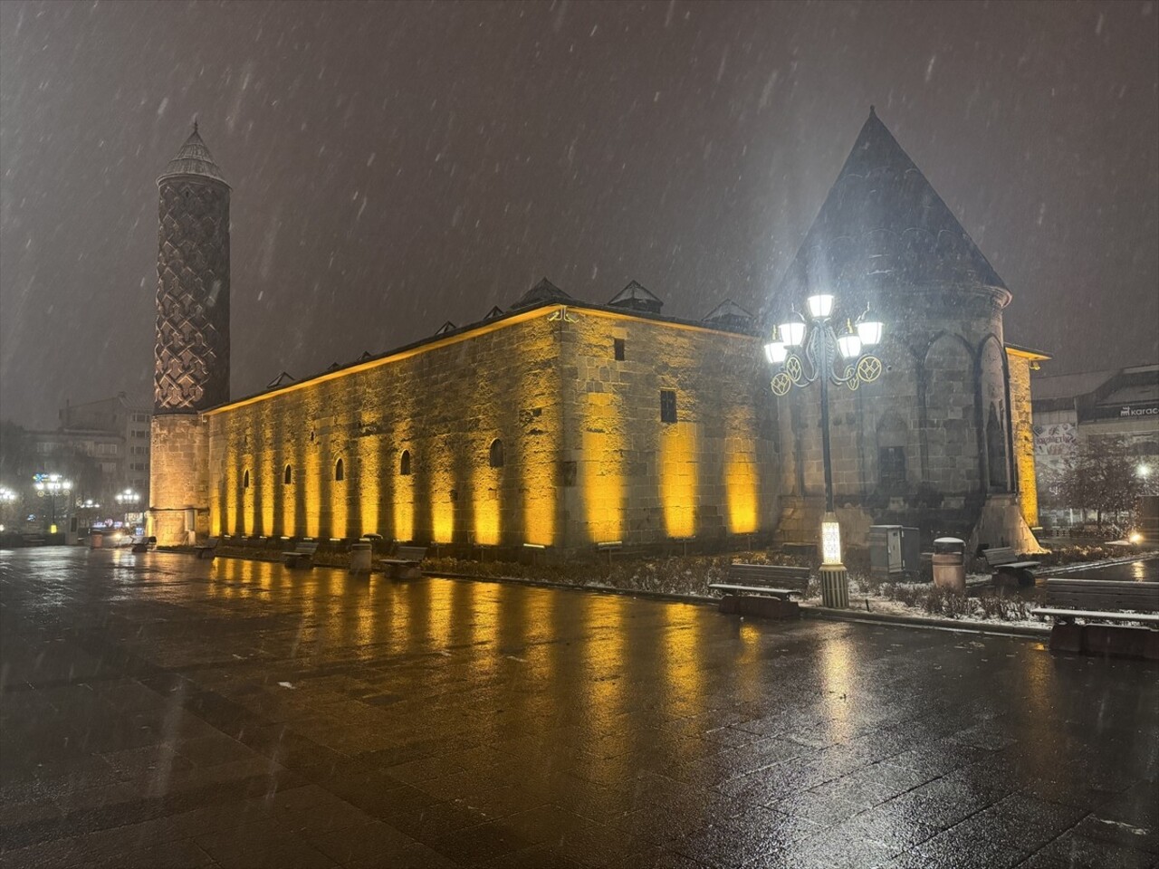 Erzurum'da kar yağışı hayatı olumsuz etkiledi. Erzurum’da bir süredir devam eden sağanak, akşam...