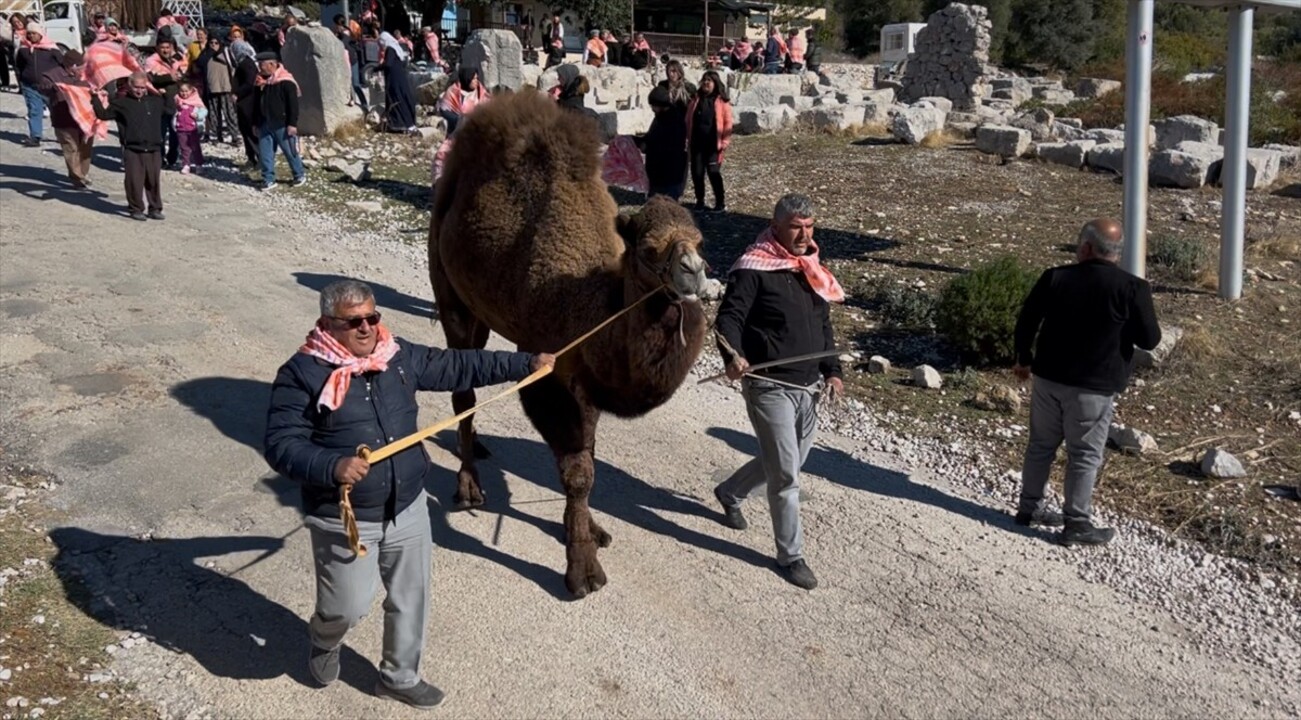 Antalya'nın Kaş ilçesinde düzenlenen "Yörük Şenliği"nde Yörük göçü canlandırıldı. Xanthos Antik...