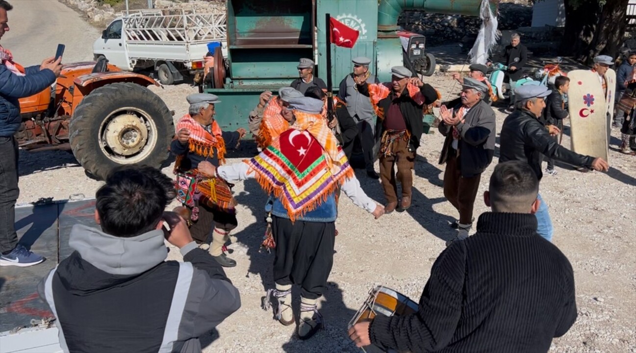 Antalya'nın Kaş ilçesinde düzenlenen "Yörük Şenliği"nde Yörük göçü canlandırıldı. Xanthos Antik...