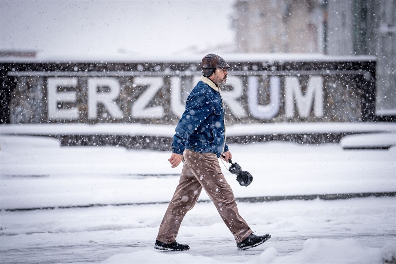 Erzurum'da akşam saatlerinde başlayan kar yağışı etkisini sürdürdü. Cadde ve sokakların karla...