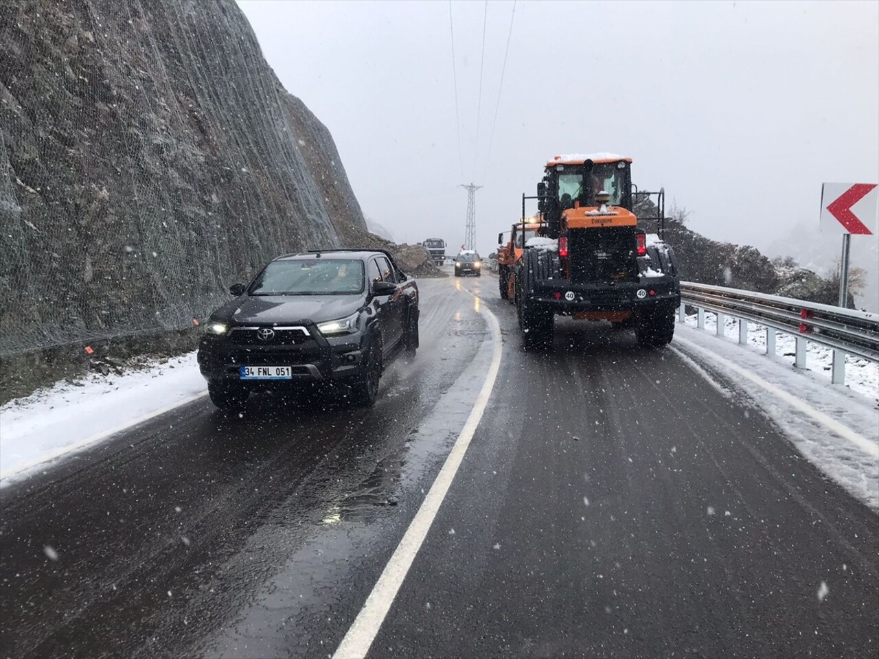 Heyelan meydana gelen Artvin-Yusufeli kara yolunda ulaşım kontrollü sağlanıyor. Ekiplerce...