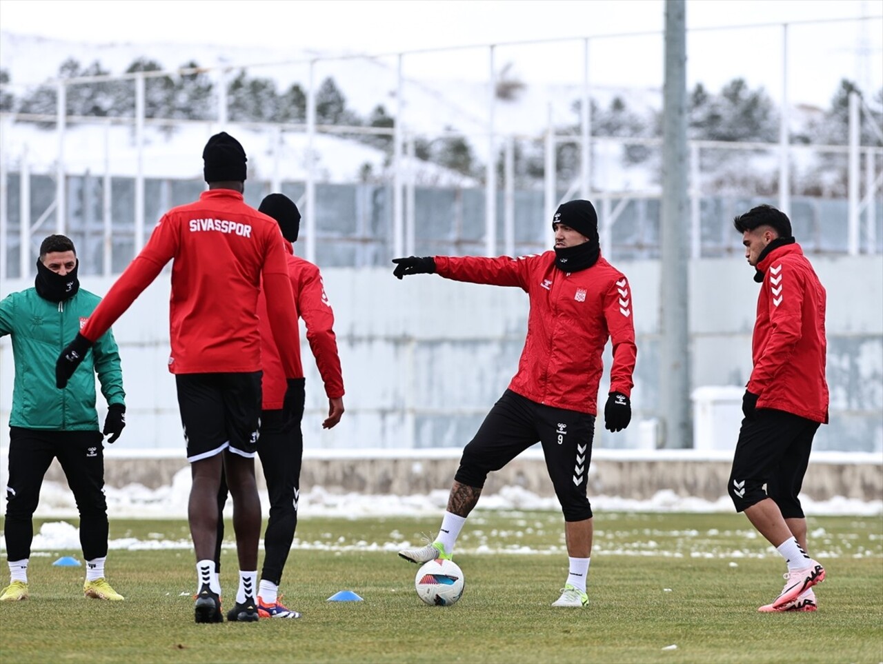 Net Global Sivasspor, Trendyol Süper Lig'in 14. haftasında deplasmanda Onvo Antalyaspor ile...