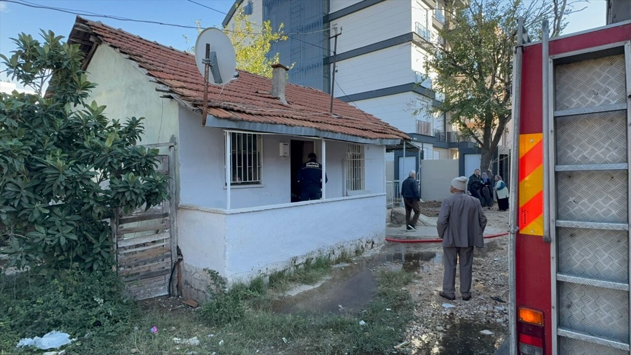  Antalya'nın Muratpaşa ilçesinde müstakil evde çıkan yangın söndürüldü. Kanepenin arkasında...