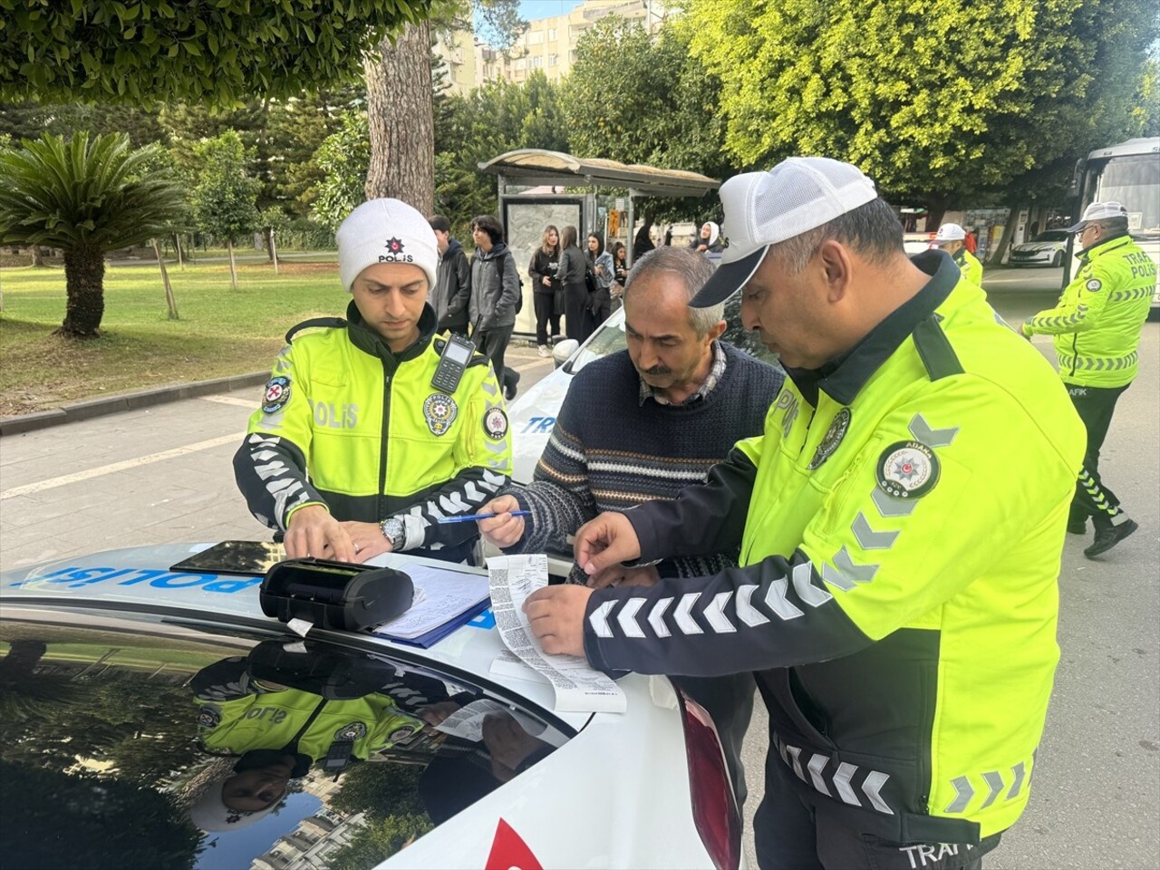 Adana'da görevli sivil trafik polisleri, toplu taşıma araçlarında sürücülerin trafik ihlallerini...