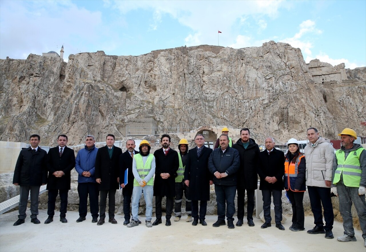 Kültür ve Turizm Bakan Yardımcısı Batuhan Mumcu, Gevaş Selçuklu Mezarlığında yürütülen çalışmaları...