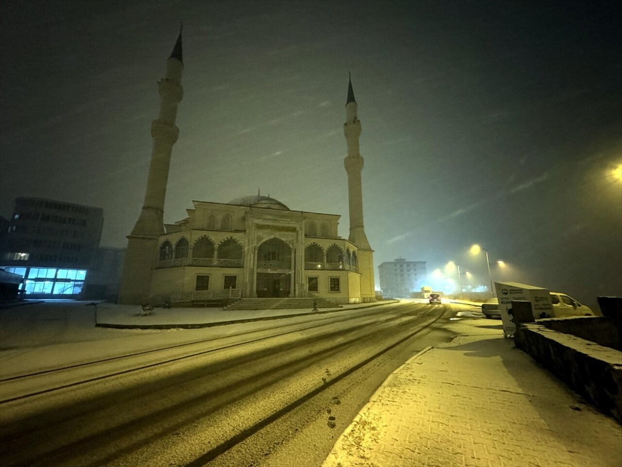 Ardahan’da akşam saatlerinde etkili olmaya başlayan kar yağışı ile etraf beyaza büründü.