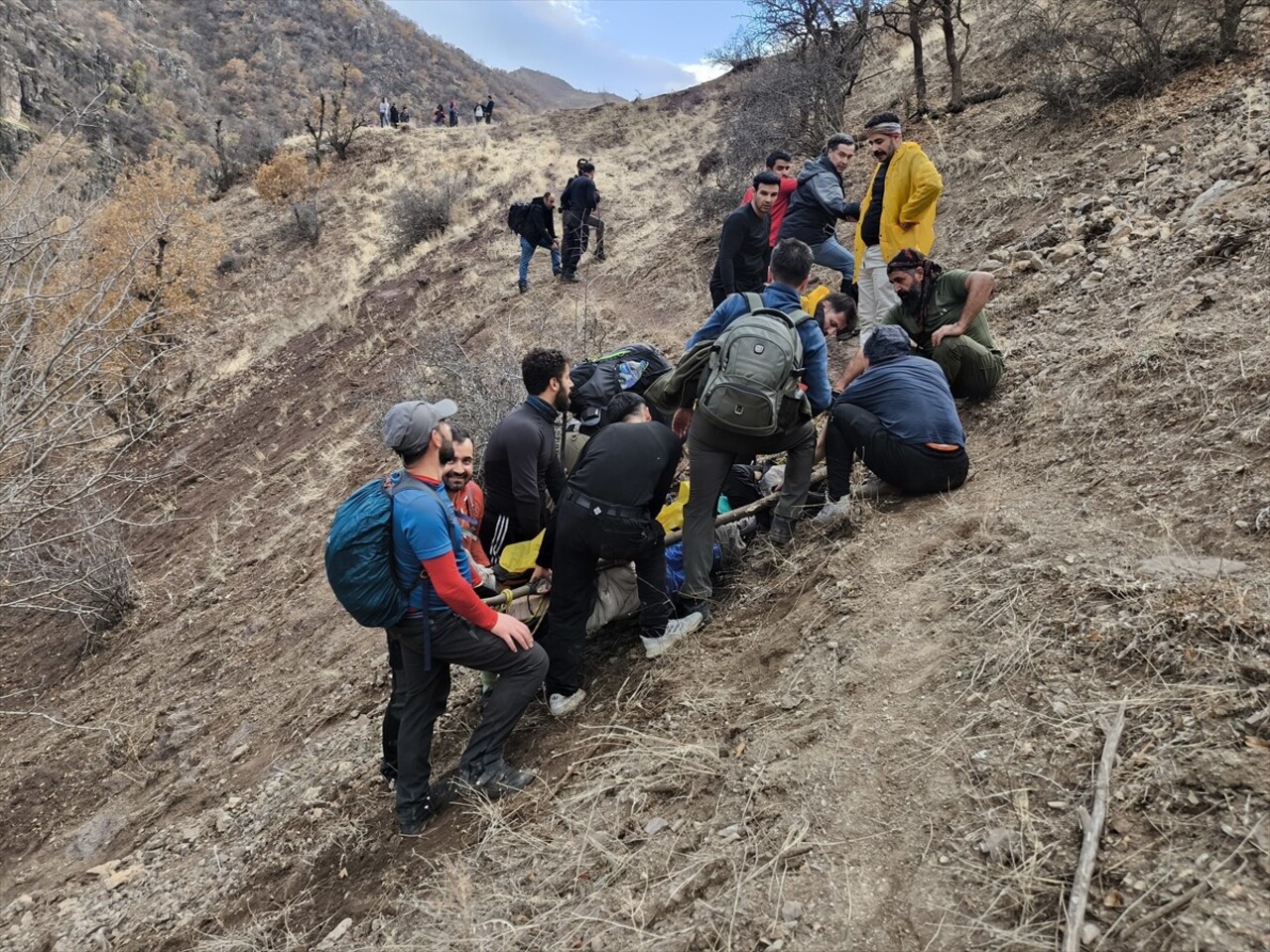 Vadi Doğa Sporları Kulübüne üye bir grup dağcı, Van'ın Çatak ile Siirt'in Pervari ilçeleri...