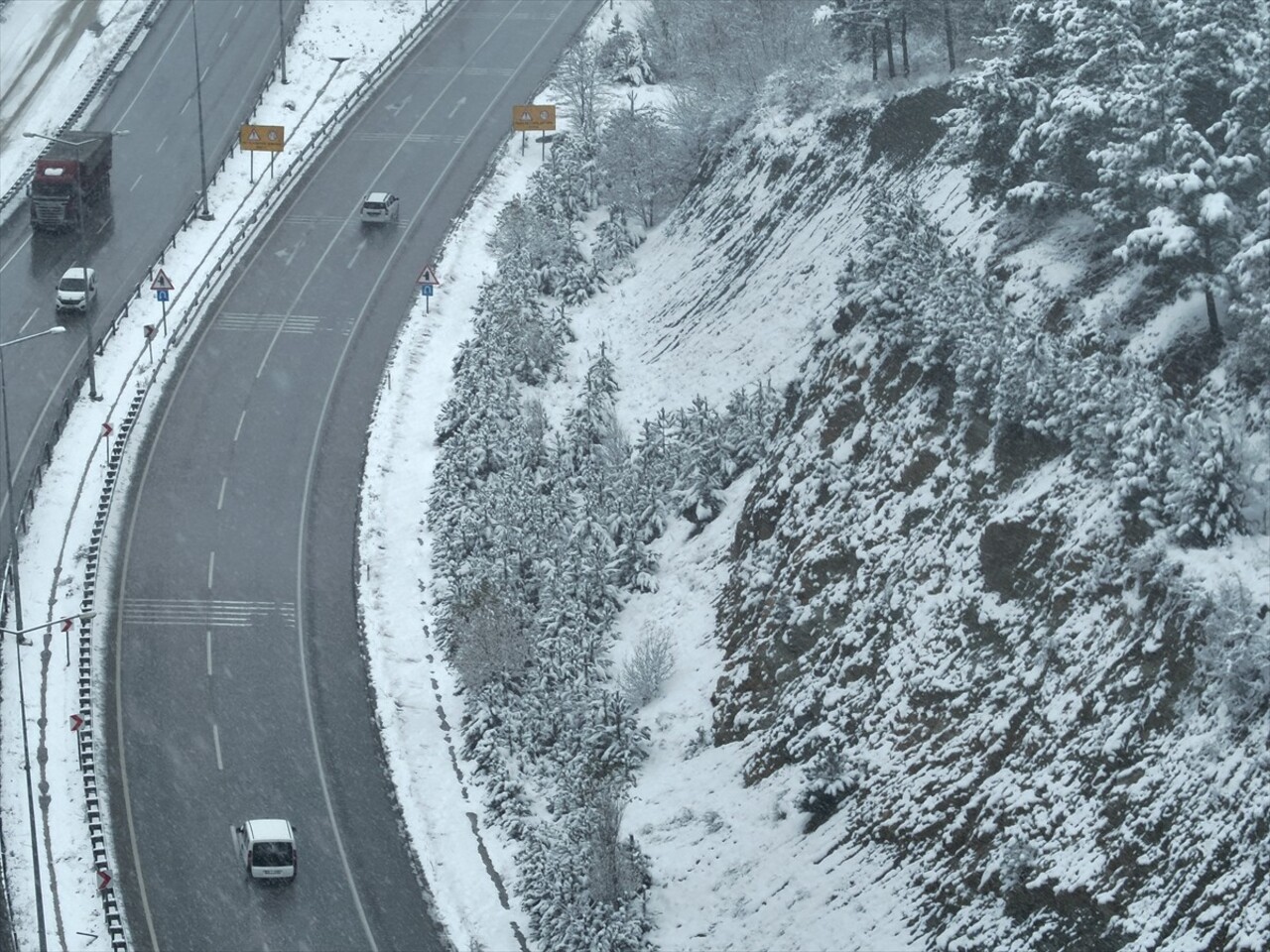 Samsun-Ankara kara yolunun Çorum sınırları içindeki bölümünde kar yağışı etkili oluyor.